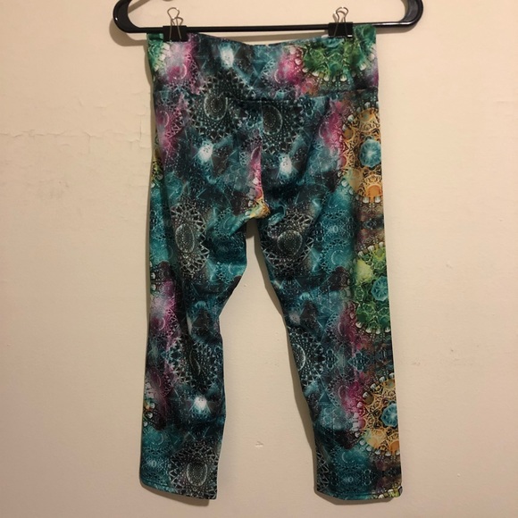 Patterned exercise Capri pants - Picture 3 of 3